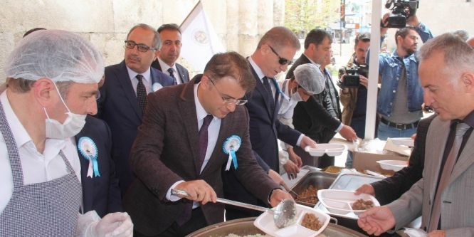 Sivas’ta bin kişiye vakıf yemeği dağıtıldı