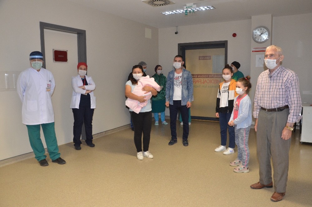 27 günlük bebekten 73 yaşındaki dedeye kadar tüm aile korona virüsü yendi 