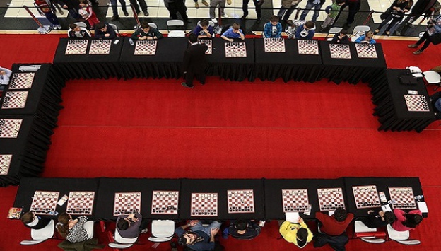 27 kişiyle aynı anda satranç maçı