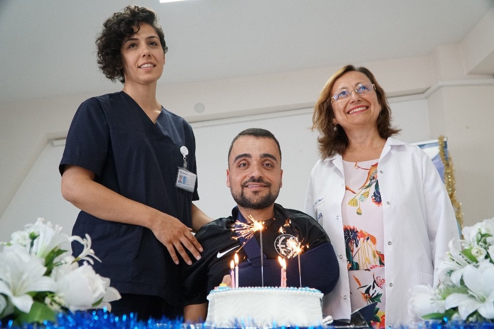 27 yıl sonra desteksiz olarak yürüyebiliyor 