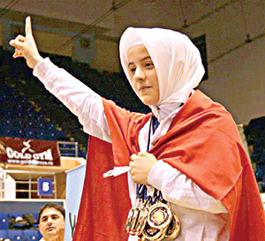 Başörtülü şampiyon Zeynep’e yılın sporcusu ödülü