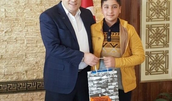 Kaymakam başarılı öğrenciyi ödüllendirdi