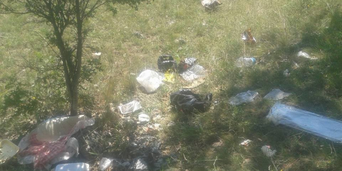 Piknik alanını çöplüğe çevirdiler