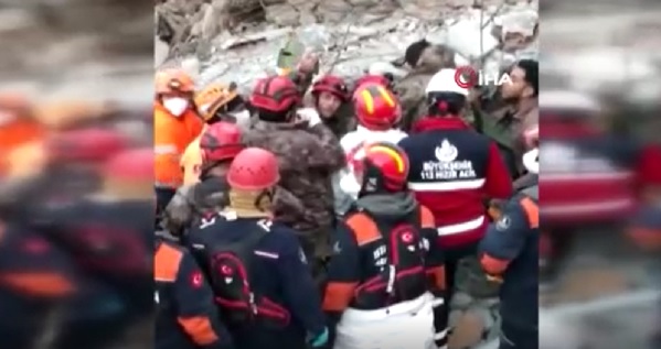 278. saatte umutlar tükendi derken! 12.günde enkazdan böyle çıkarıldı