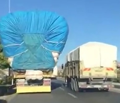 Hayret uyandıran saman yüklü kamyon karayolunda böyle ilerledi