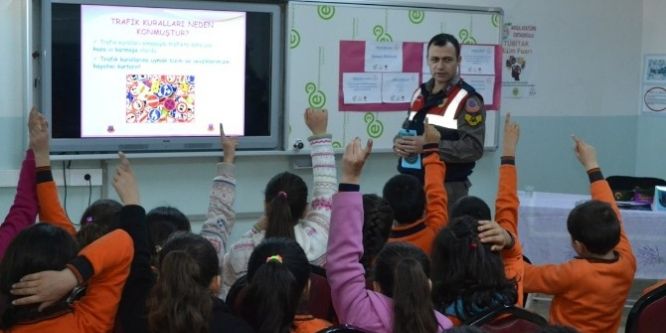 Jandarma öğrencilere trafik eğitimi veriyor