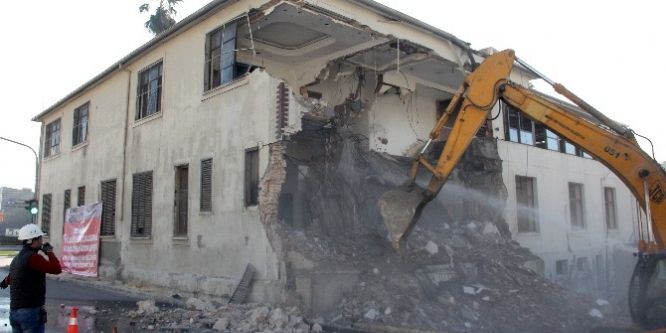 Eski Adana Orduevi’nin yıkımına başlandı