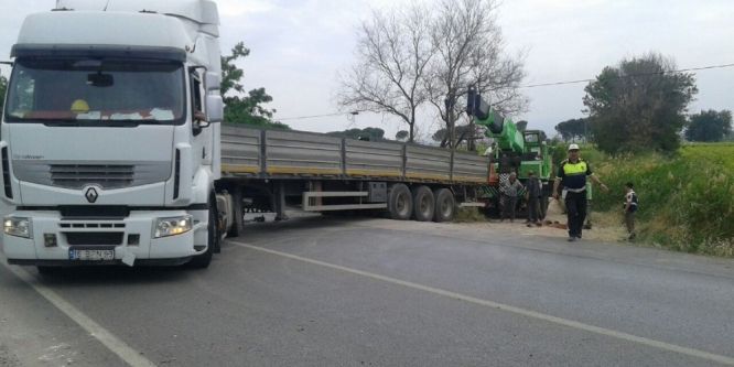 Kantardan kaçan TIR yan yatınca trafik felç oldu