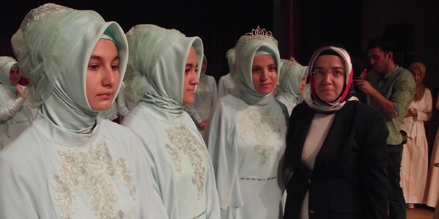 28 Hafize törenle taç giydi