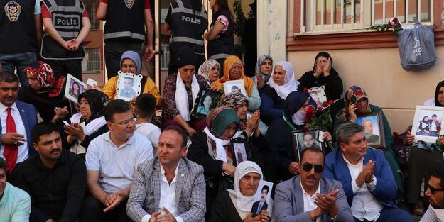 28 Şubat mağdurlarından gözü yaşlı annelere destek: Bize zulmedenlerle onlara bu acıyı yaşatanların bir farkı yok
