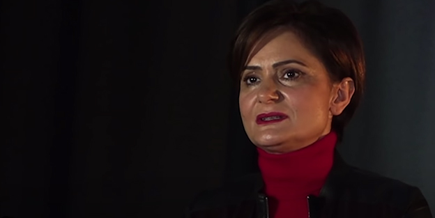 '28 Şubat mağdurlarının yanındaydım' diyor ama… Canan'ın annesinin başörtüsüne bile saygısı yokmuş