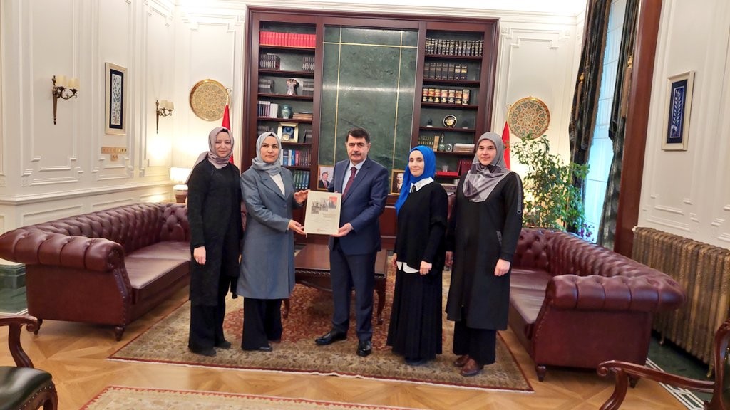 28 Şubat Öğrenci Derneği’nden Ankara Valisi Vasip Şahin’e anlamlı hediye