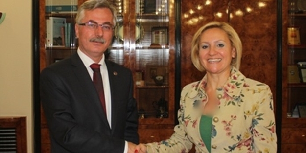 28 Şubat yasakçısı müdireye tepki