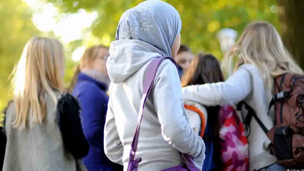 28 Şubat zihniyeti! 12 bin kız çocuğuna başörtüsünü yasakladılar