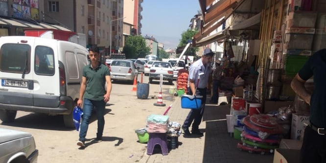 Kaldırımları işgal edenlere cezai işlem uygulanıyor
