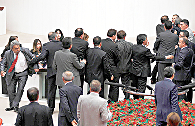 Kamer Genç ‘tescilli’ küfürbaz