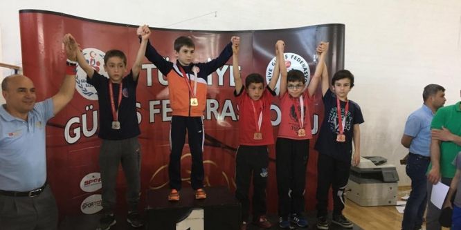 Umurbeyli güreşçilerden büyük başarı