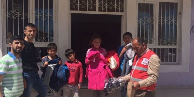 Kızılay’dan öğrencilere kıyafet yardımı