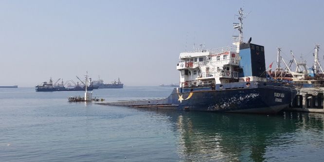 Kartal sahilinde demirli icralık gemi su alarak battı