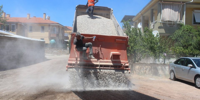 Ayvalık Belediyesi’nden Sarımsaklı-Yonca 1 mevkine yol hamlesi