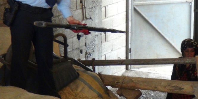 Ev sahibiyle kiracıların kavgasında silahlar konuştu