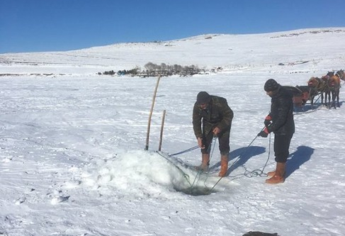 Çıldır Gölü’nde atlı kızakla gezdi