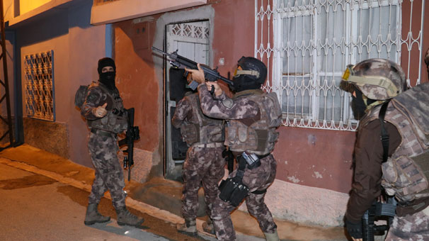 1'i kadın 6 kişi... Polis evi böyle bastı