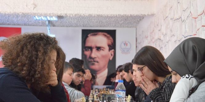 Gençler satranç müsabakalarında Fen Lisesi birinci oldu