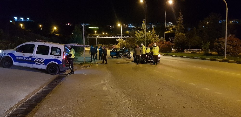 293 promil alkollü sürücü kırmızı ışıkta bekleyen sivil polis aracına çarptı: 1 yaralı 