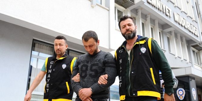 Kafasına şişe ile vurduğu arkadaşını bıçakla öldürdü