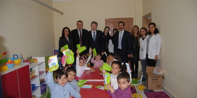 Öğrencilere diş fırçası ve macunu dağıtıldı