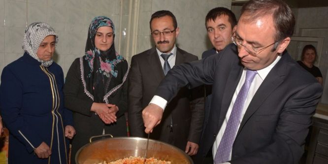 Başkan Vekili Akgül kilim dokuyup yemek pişirdi