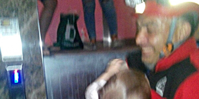 Asansörde mahsur kalan aileyi itfaiye kurtardı