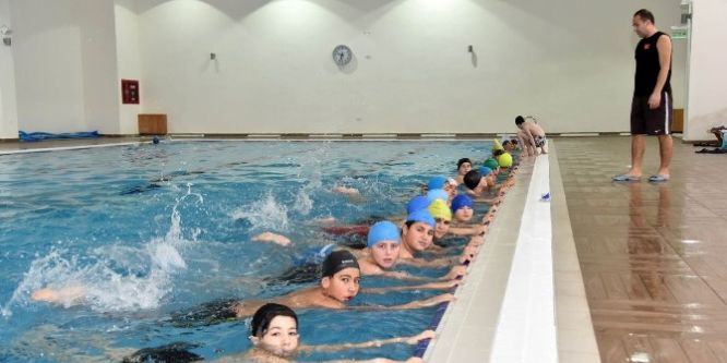 Altındağlı çocuklar yüzme öğreniyor