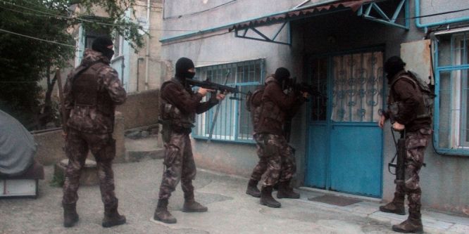 Narkotik operasyonuna tıraş olurken yakalandı