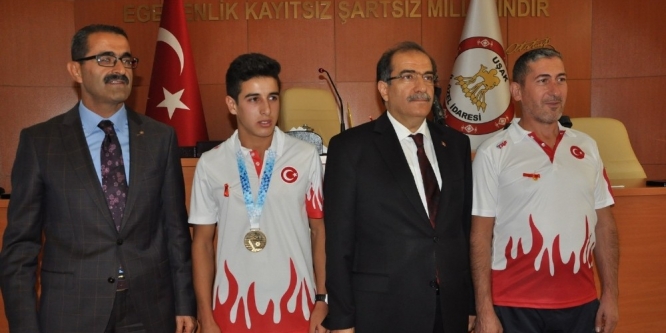 Vali Demir’den Uşaklı Avrupa şampiyonu Mehmet Çelik’e ödül