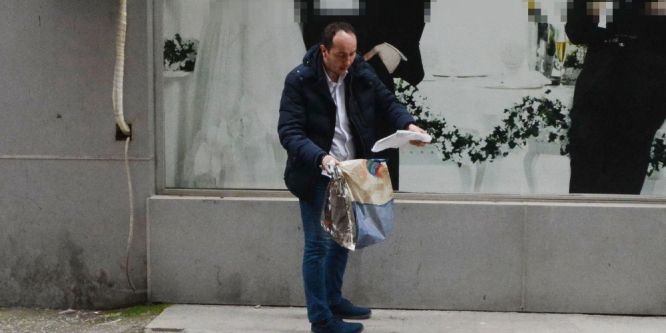 Polislere aldırış etmeden şüpheli poşeti açtı