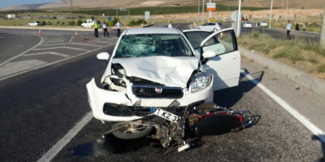 Otomobille çarpışan motosikletli hayatını kaybetti