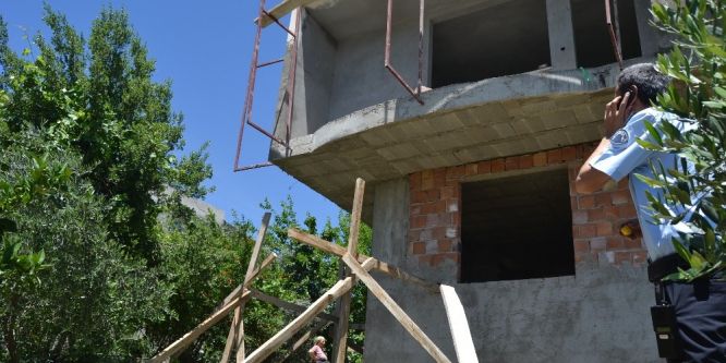 İnşaattan düşen sıvacı kardeşler yaralandı