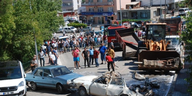 Tırdan düşen iş makinesi ortalığı savaş alanına çevirdi