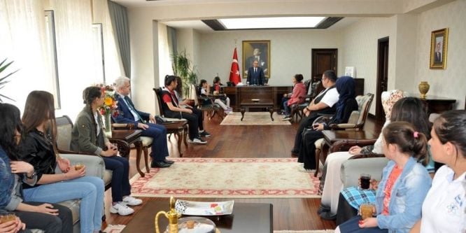 Vali Tapsız, başarılı öğrencileri ödüllendirdi
