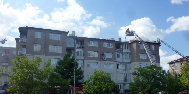 Tuzla’da birbirine bitişik 4 binanın çatısı alev alev yandı