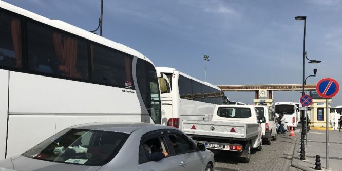 Çanakkale’de araç kuyruğu