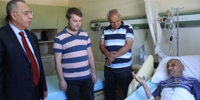 Hastanede tedavi görenlere bayram ziyareti