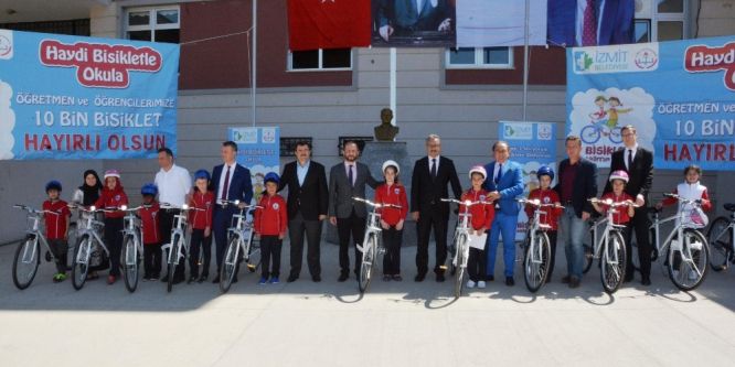 İzmit’te 178 öğrenciye bisikletleri teslim edildi