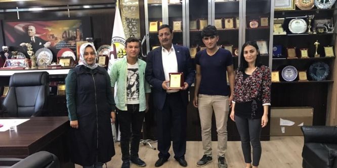 Özyavuz’dan başarılı öğrencilere hediye