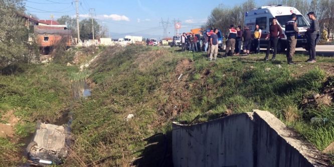 Otomobil dereye uçtu: 4 yaralı