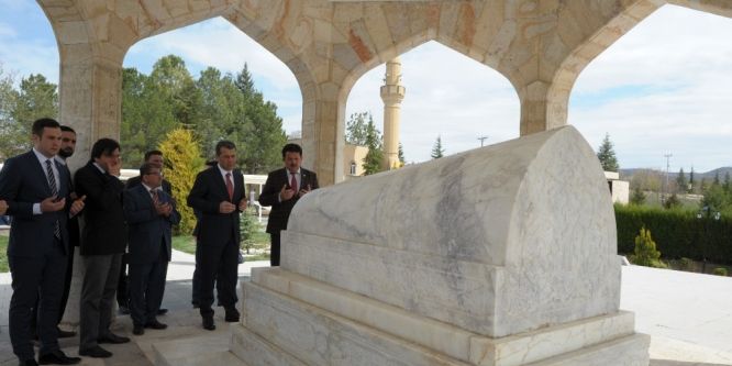 Vali Çelik Yunus Emre’nin kabrini ziyaret etti