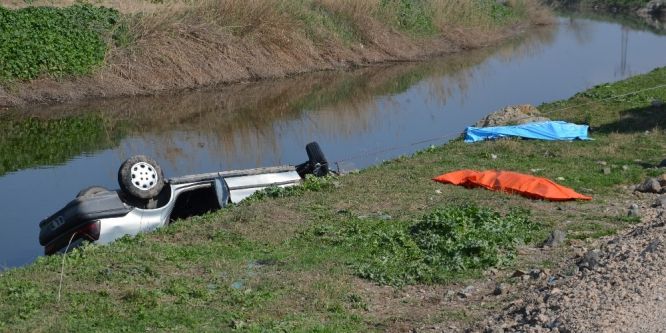 Lastiği patlayan otomobil kanala uçtu!