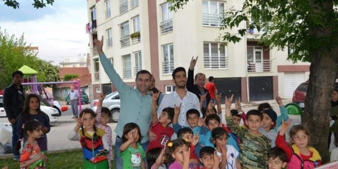 Ülkücüler Türkmen çocuklarının yanında